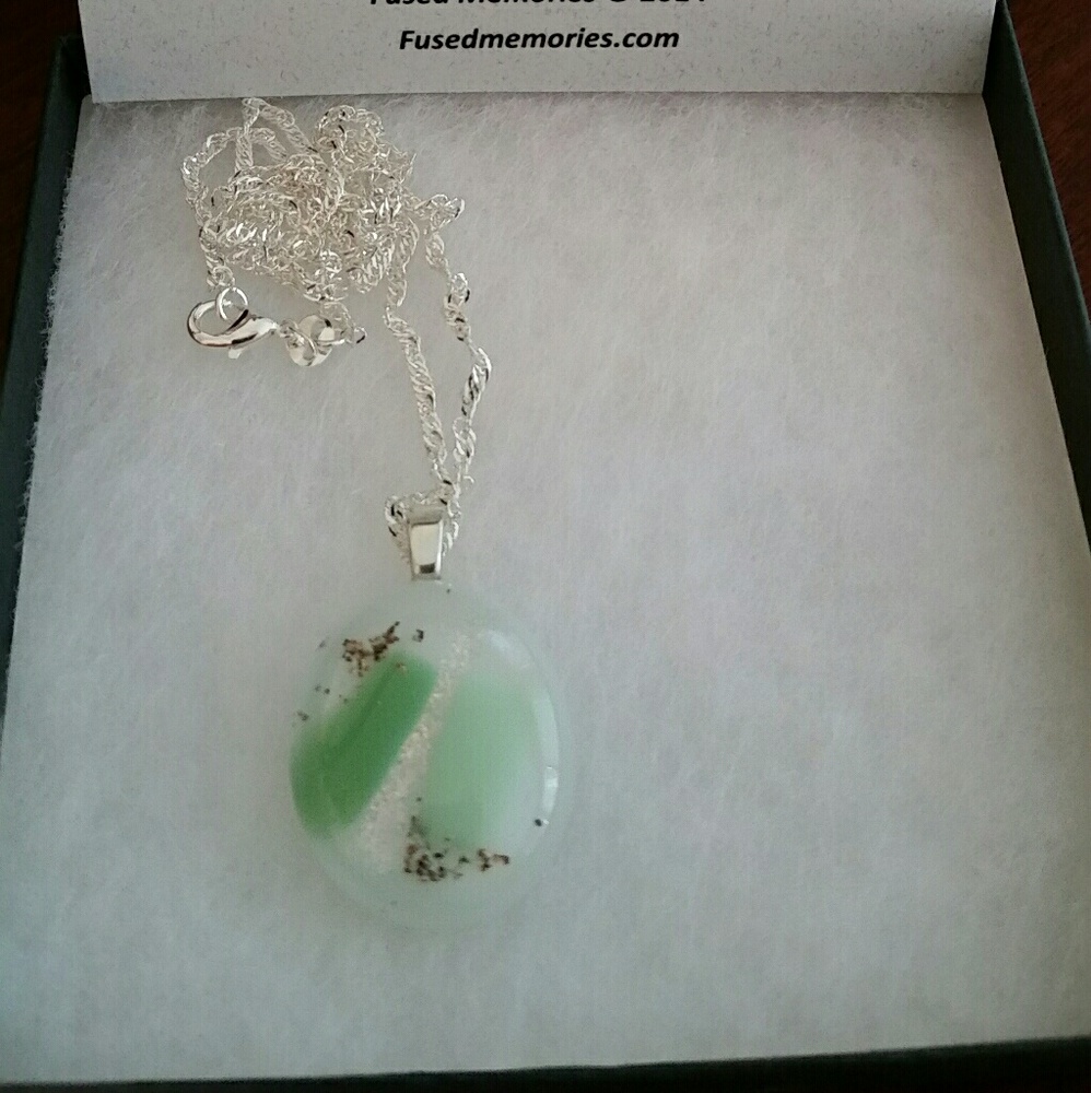 Oval pendant necklace